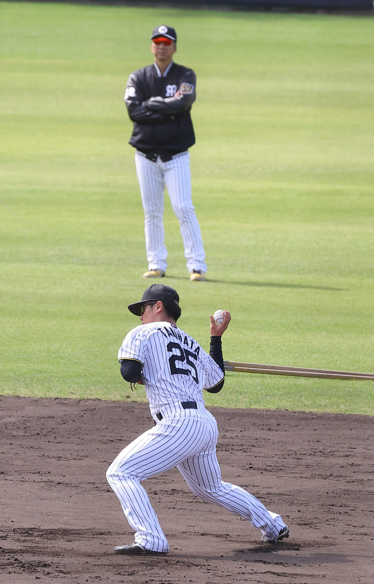 藤川監督のチェックを受けながら二塁ノックを受ける谷端（撮影・上田博志）