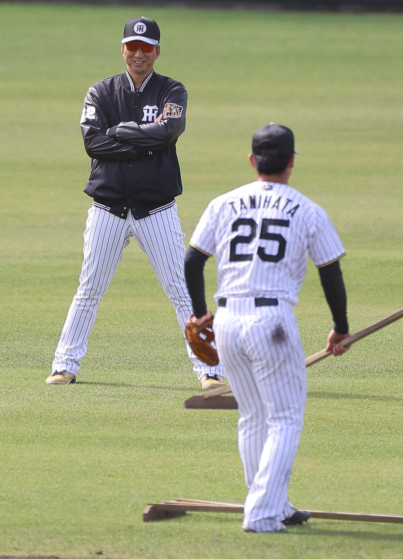 二塁ノックを終えた谷端に笑顔を見せる藤川監督（撮影・上田博志）