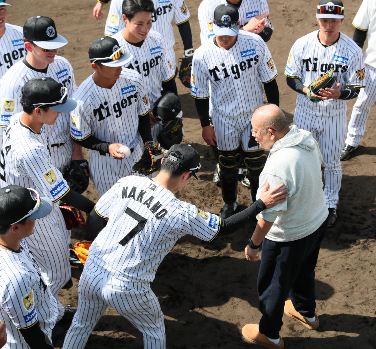宜野座を訪れた笑福亭鶴瓶（右）をさわる阪神中野拓夢（撮影・上山淳一）