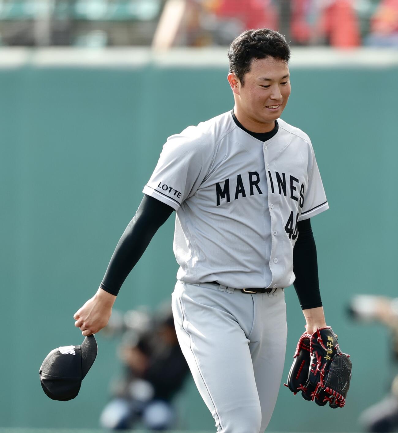 広島対ロッテ　8回裏を抑えベンチに戻る冨士（撮影・河田真司）