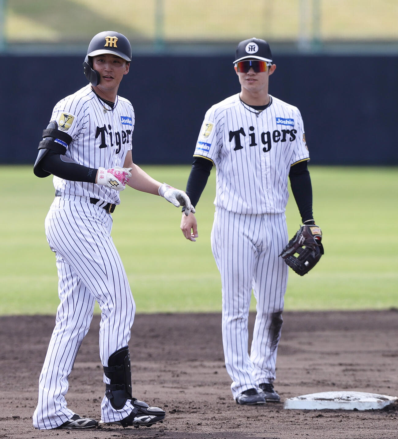 シート打撃で阪神ラグズデールから左翼線二塁打を放つ元山（左）。右は二塁手中野（撮影・上山淳一）