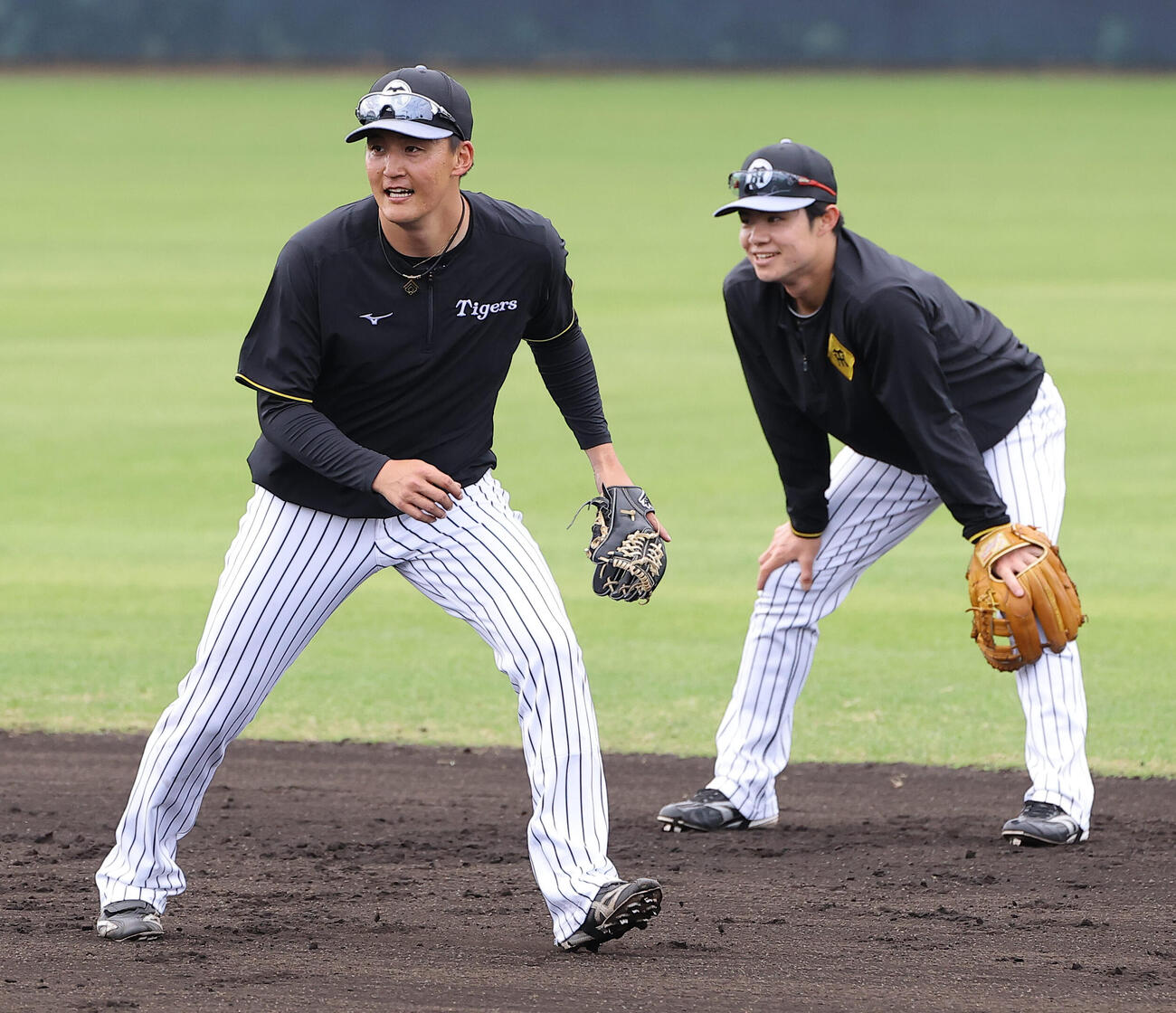 二塁守備練習をする元山（左）と中野（撮影・上田博志）