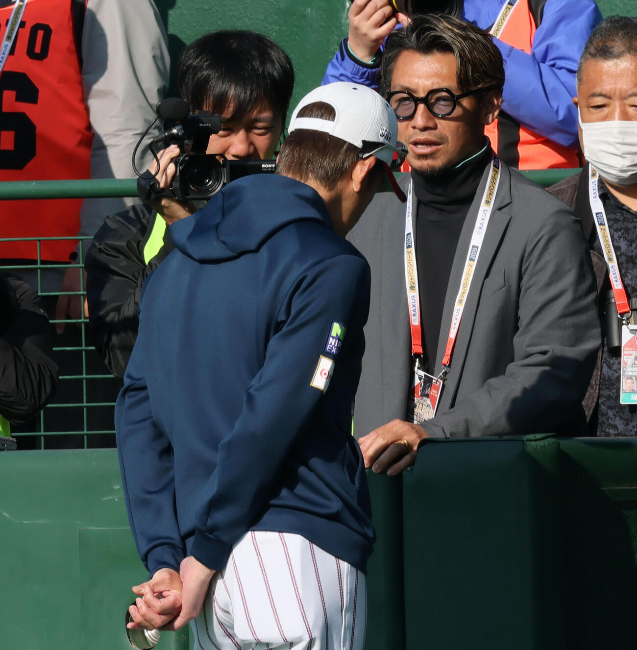 球場を訪れ能見コーチ（左）と話す鳥谷氏（撮影・加藤哉）