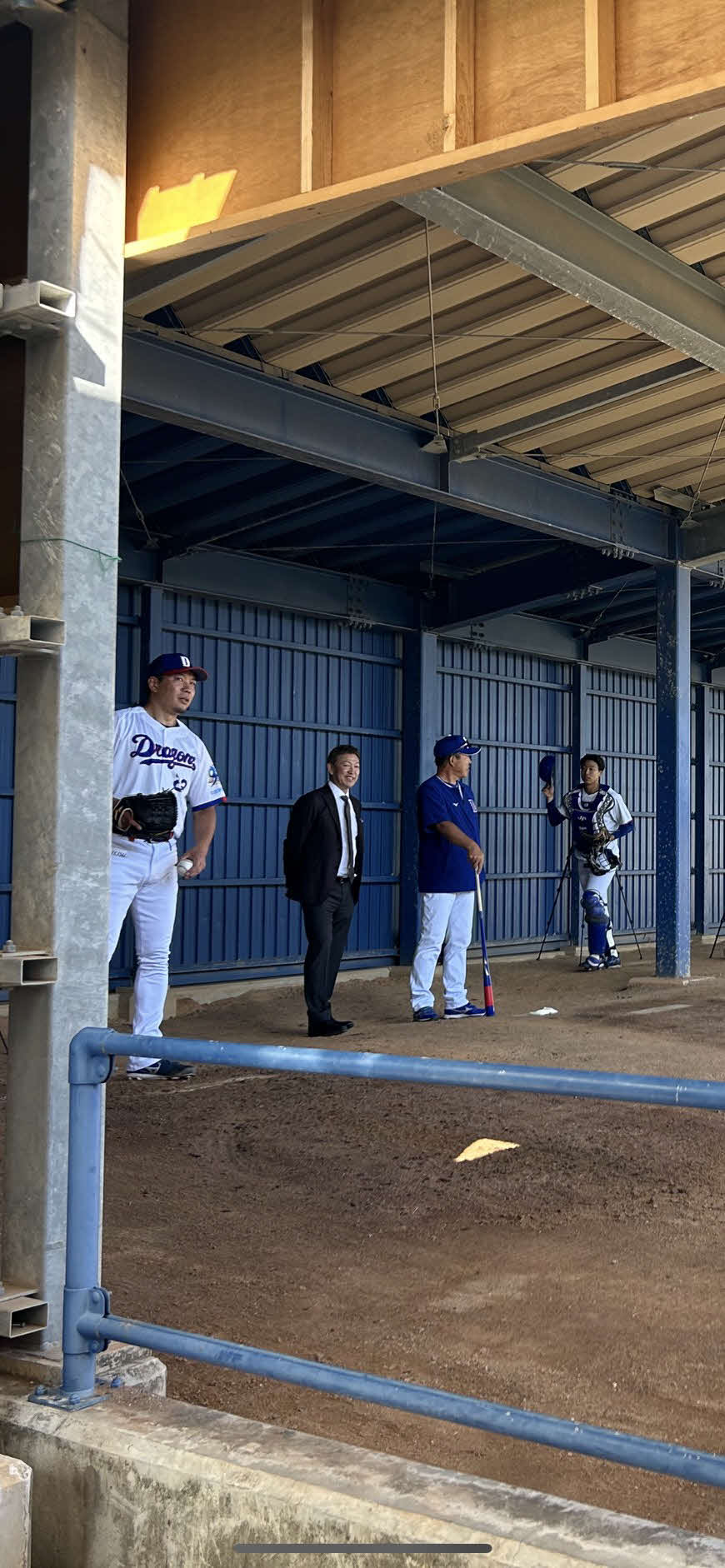 沖縄・北谷での1軍キャンプに訪れた前監督の立浪和義氏（左から2人目）、井上一樹監督（右から2人目）、ブルペンで投球する大野（左から1人目）、あいさつする味谷（右から1人目）