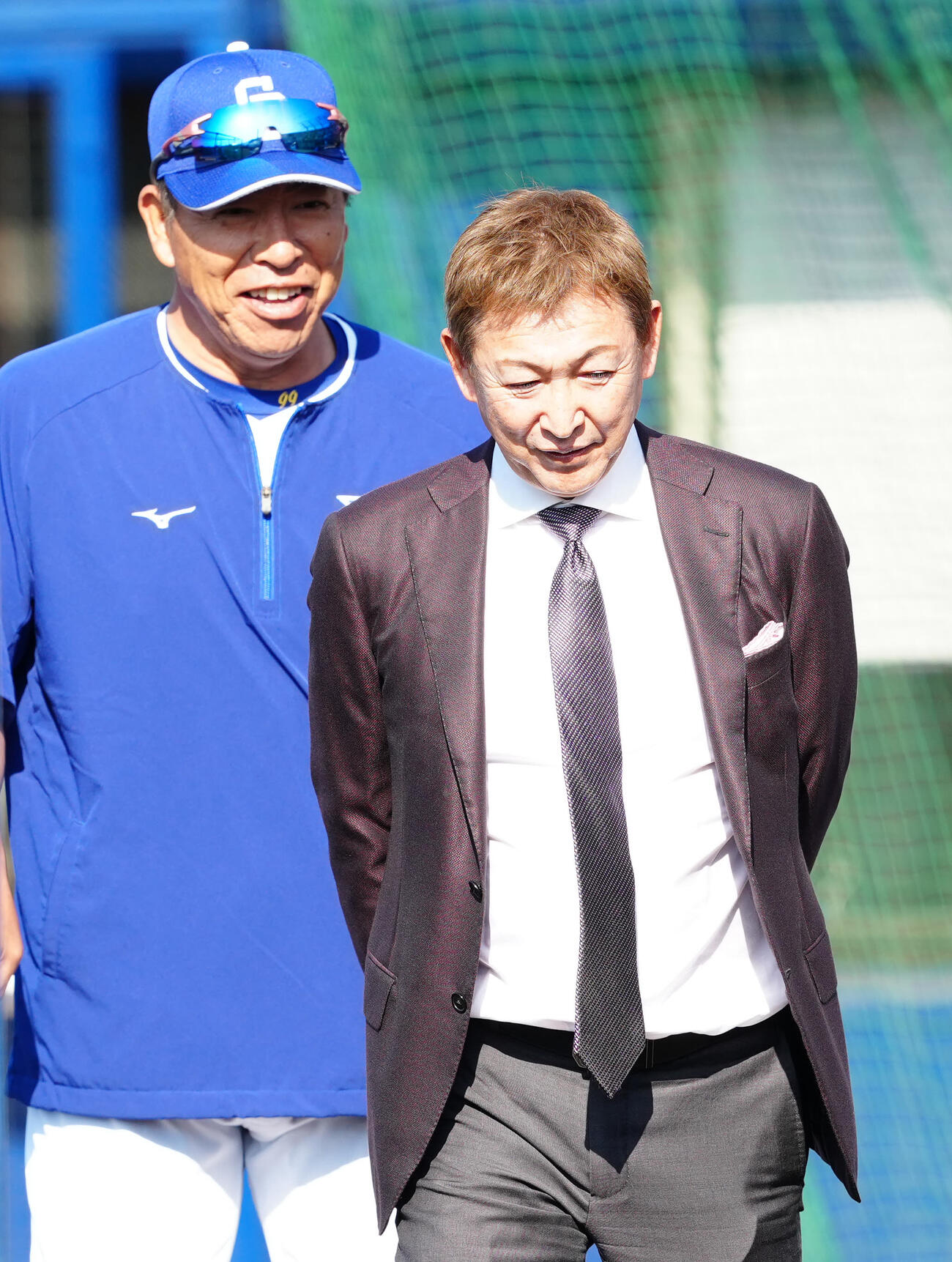 練習試合、中日－日本ハム戦に訪れた立浪氏（右）。左は中日井上監督（撮影・江口和貴）