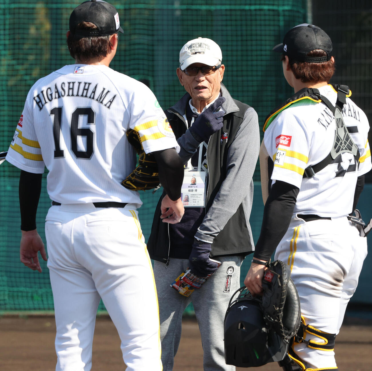 ライブBPを終えた東浜に声をかける権藤氏（撮影・梅根麻紀）