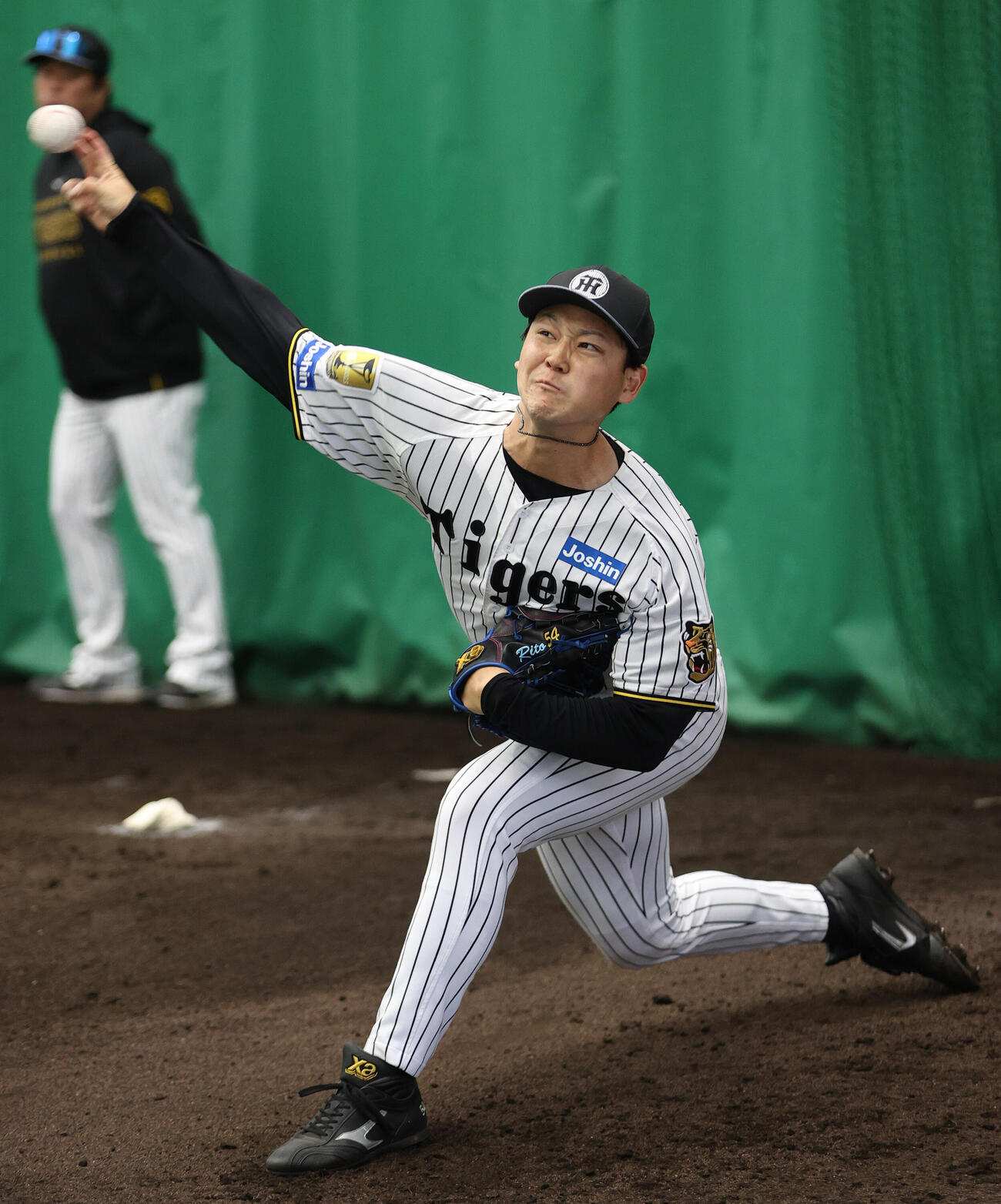 17日、ブルペンで投球する阪神木下