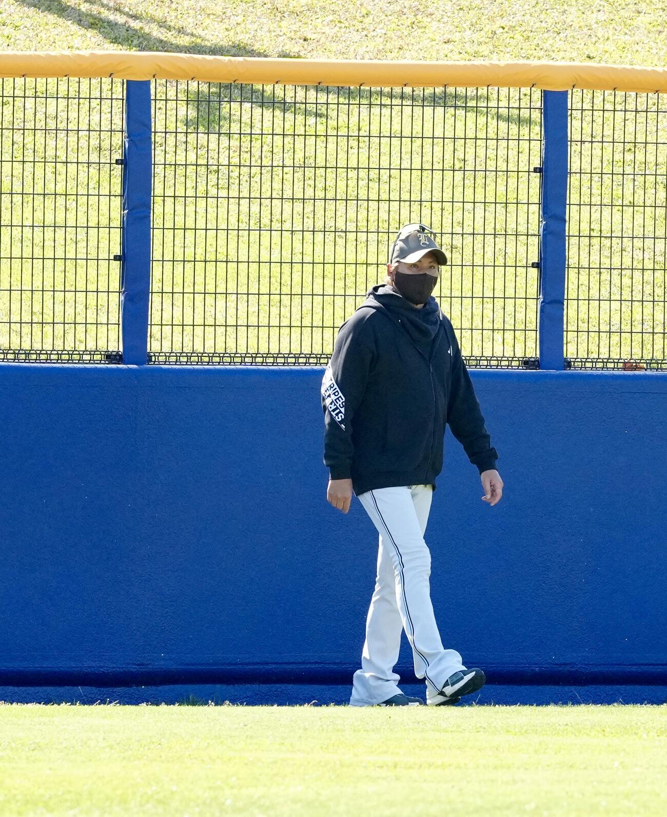 中日対日本ハム　試合前、Agreスタジアム北谷の外野フェンスをチェックする日本ハム新庄監督（撮影・江口和貴）