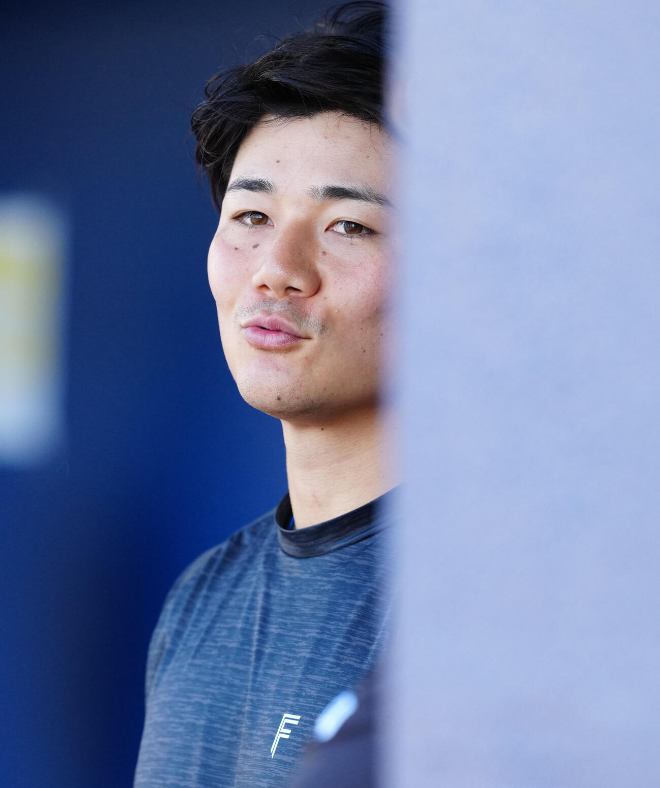 中日対日本ハム　中日の練習をベンチから見つめる日本ハム清宮幸（撮影・江口和貴）