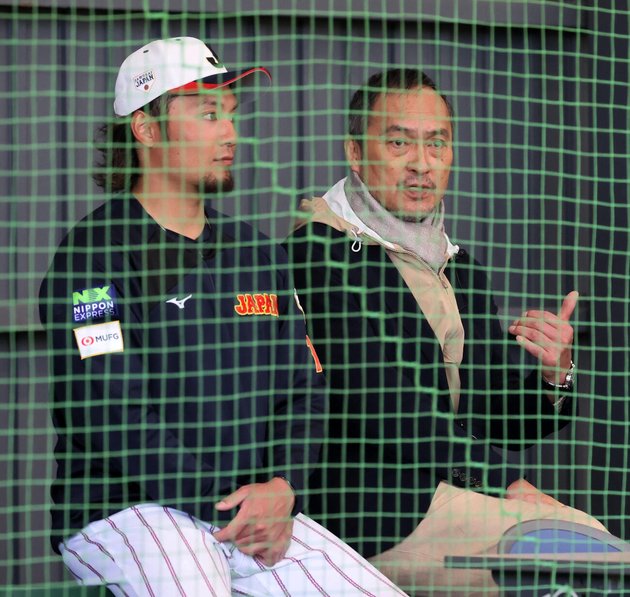 ブルペンで侍ジャパン伊藤（左）と話す俳優渡辺謙（撮影・加藤哉）