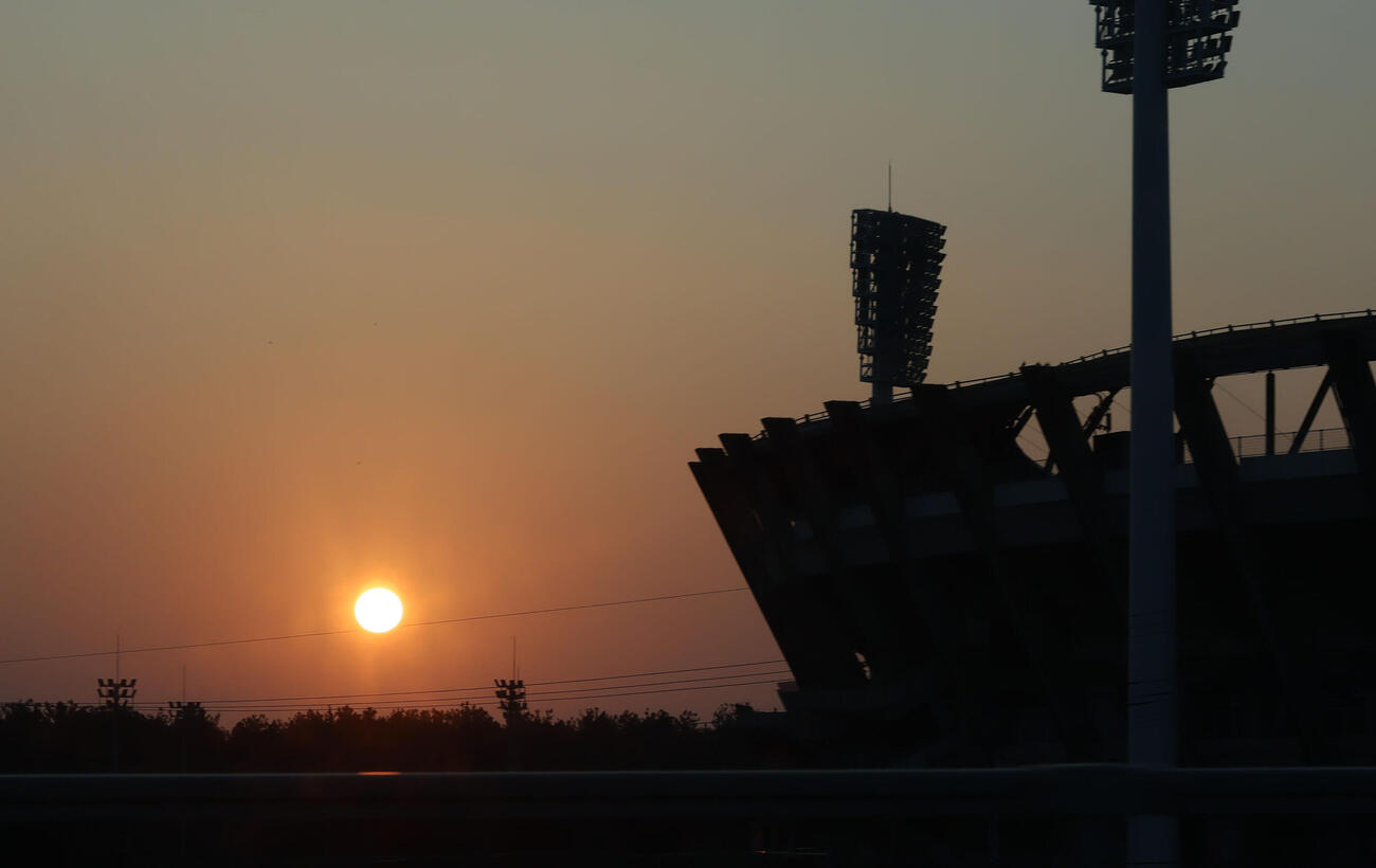 午前7時過ぎ、東の空からきれいな朝日が昇り今日も強化合宿の1日が始まります（撮影・加藤哉）
