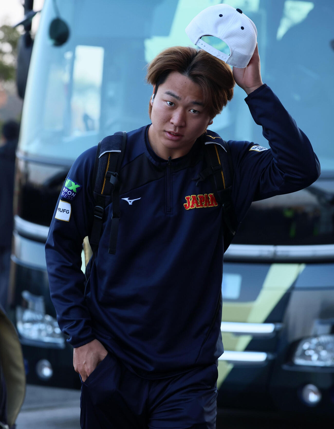 朝1番目のバスで球場に到着した侍ジャパン高橋宏（撮影・加藤哉）