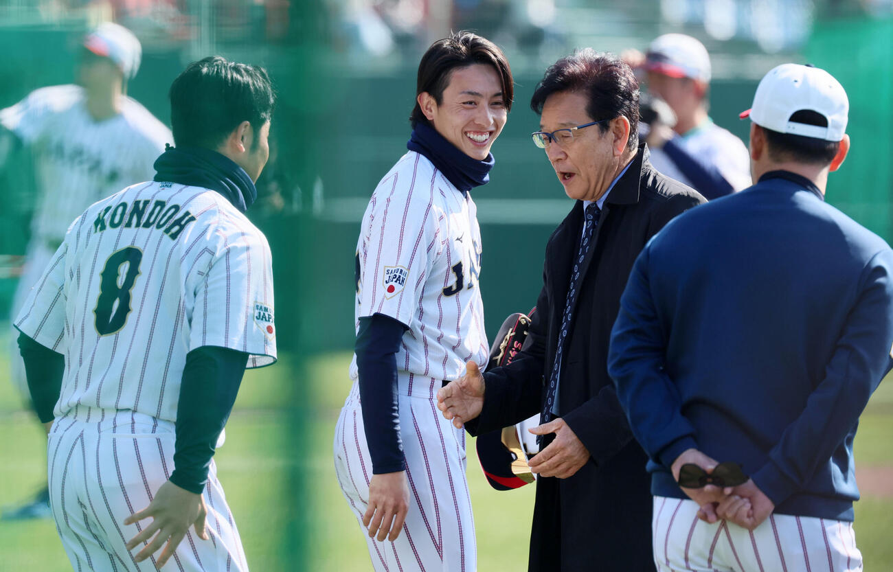 侍ジャパン前監督の栗山氏（右）と握手する左端は近藤、中央は周東（撮影・加藤哉）
