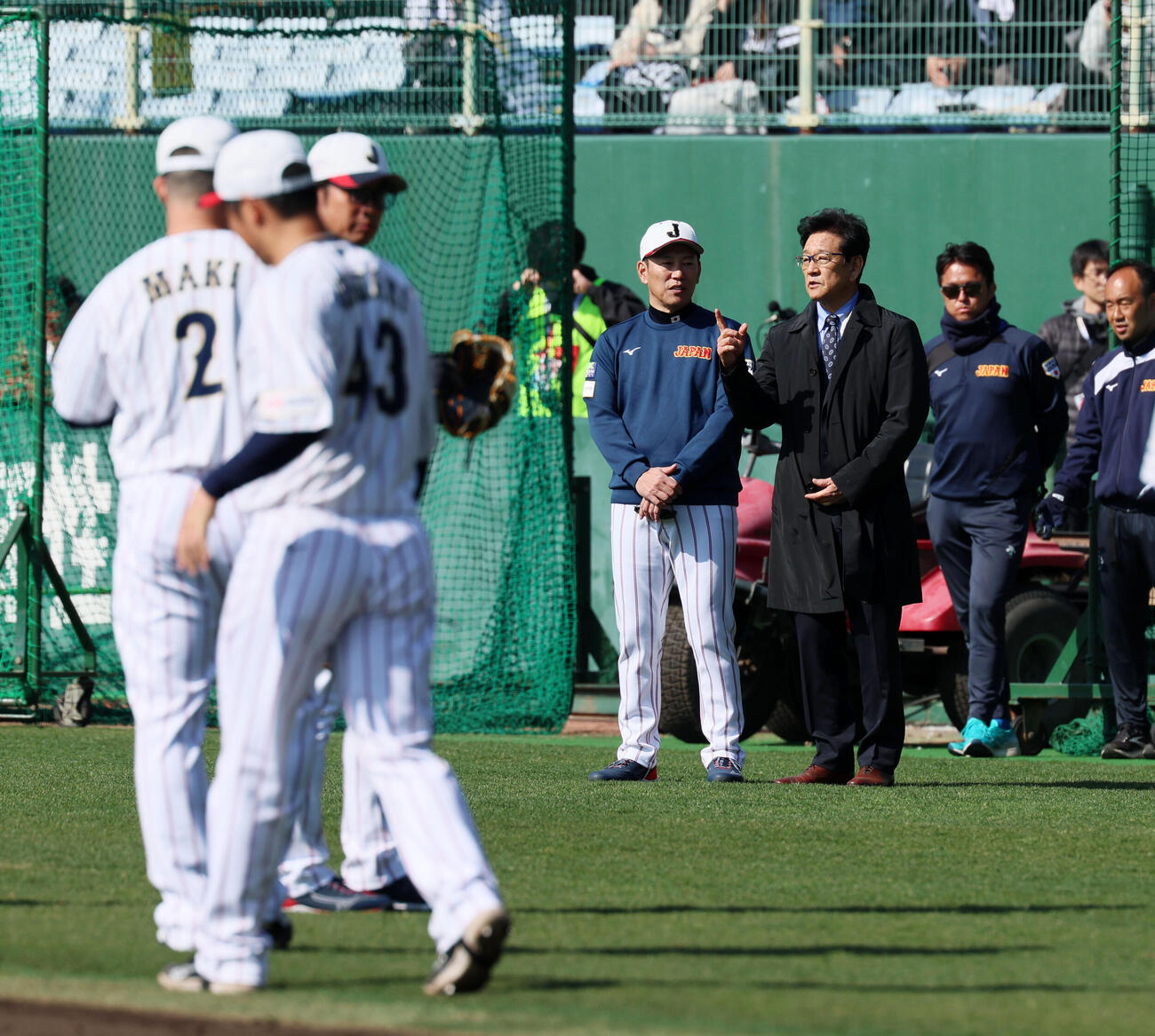 ナインの練習を井端監督（左）と並んで見学する侍ジャパン前監督の栗山氏（撮影・加藤哉）