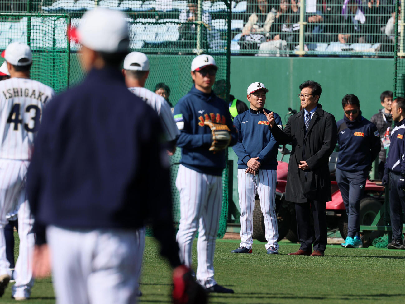 ナインの練習を井端監督（左）と並んで見学する侍ジャパン前監督の栗山氏（撮影・加藤哉）