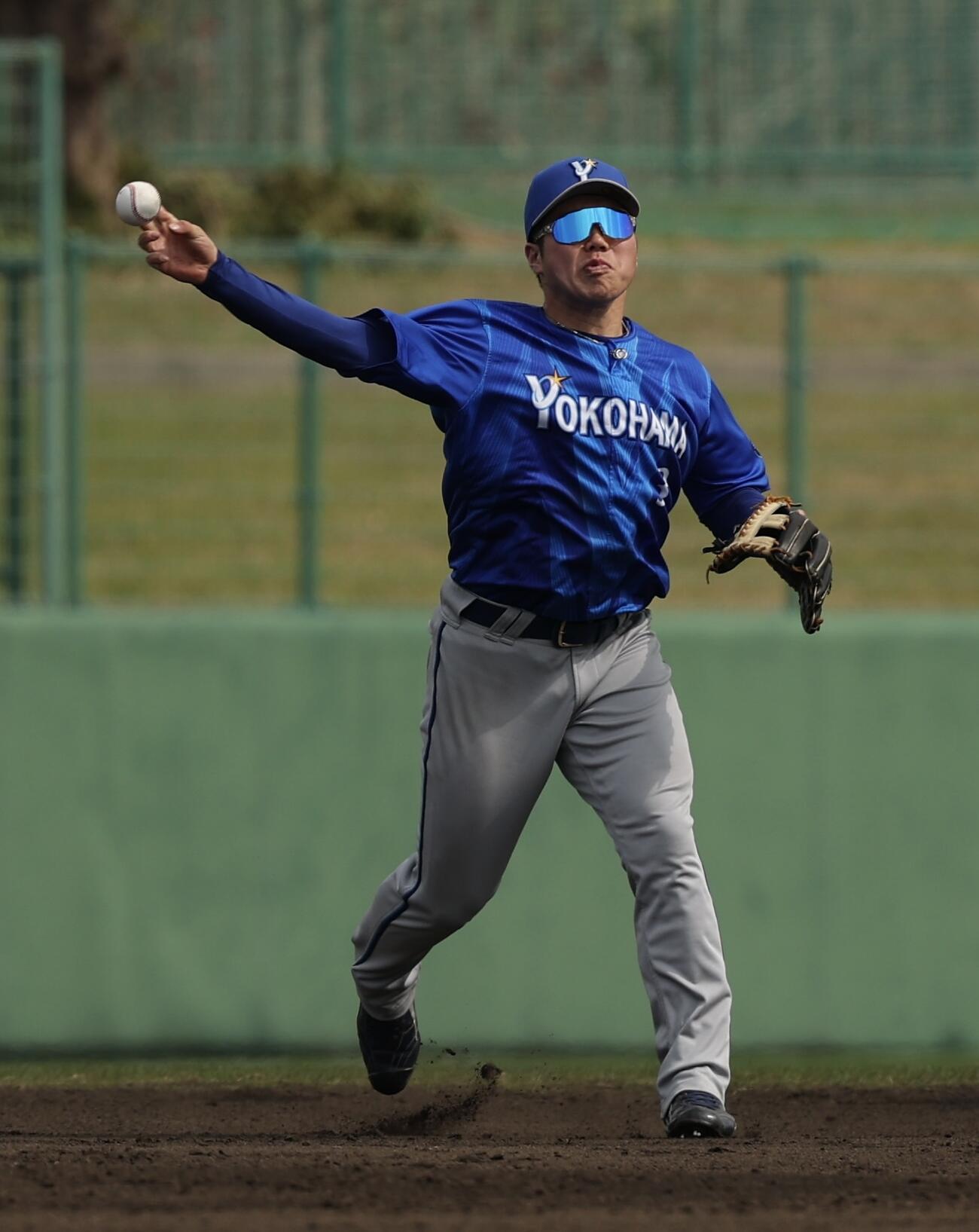ロッテ対DeNA 5回裏、山口の打球を一塁に送球する小田（撮影・河田真司）