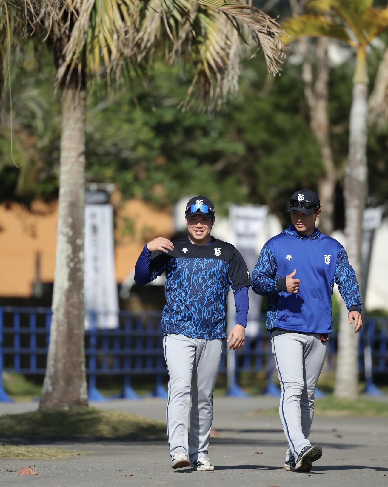 ロッテ対DeNA　試合前、西崎運動公園を移動するDeNA小田（撮影・河田真司）