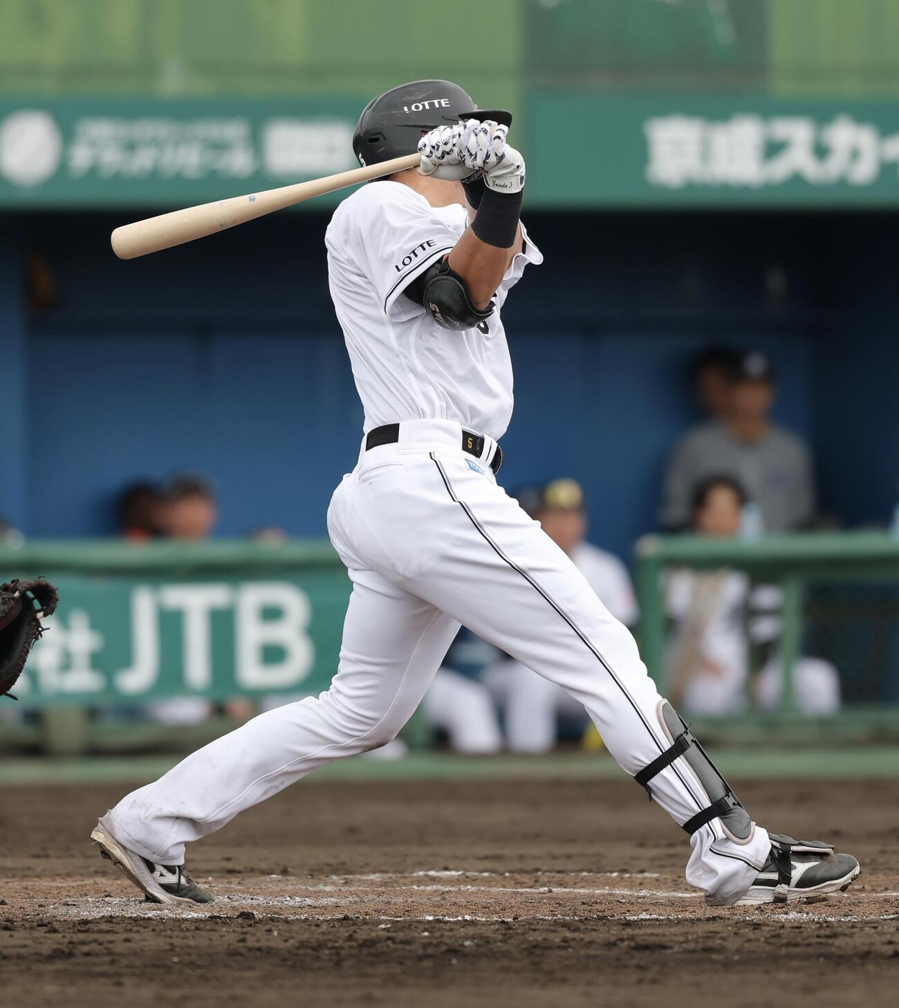 ロッテ対DeNA 7回裏、左前打を放つ安田（撮影・河田真司）