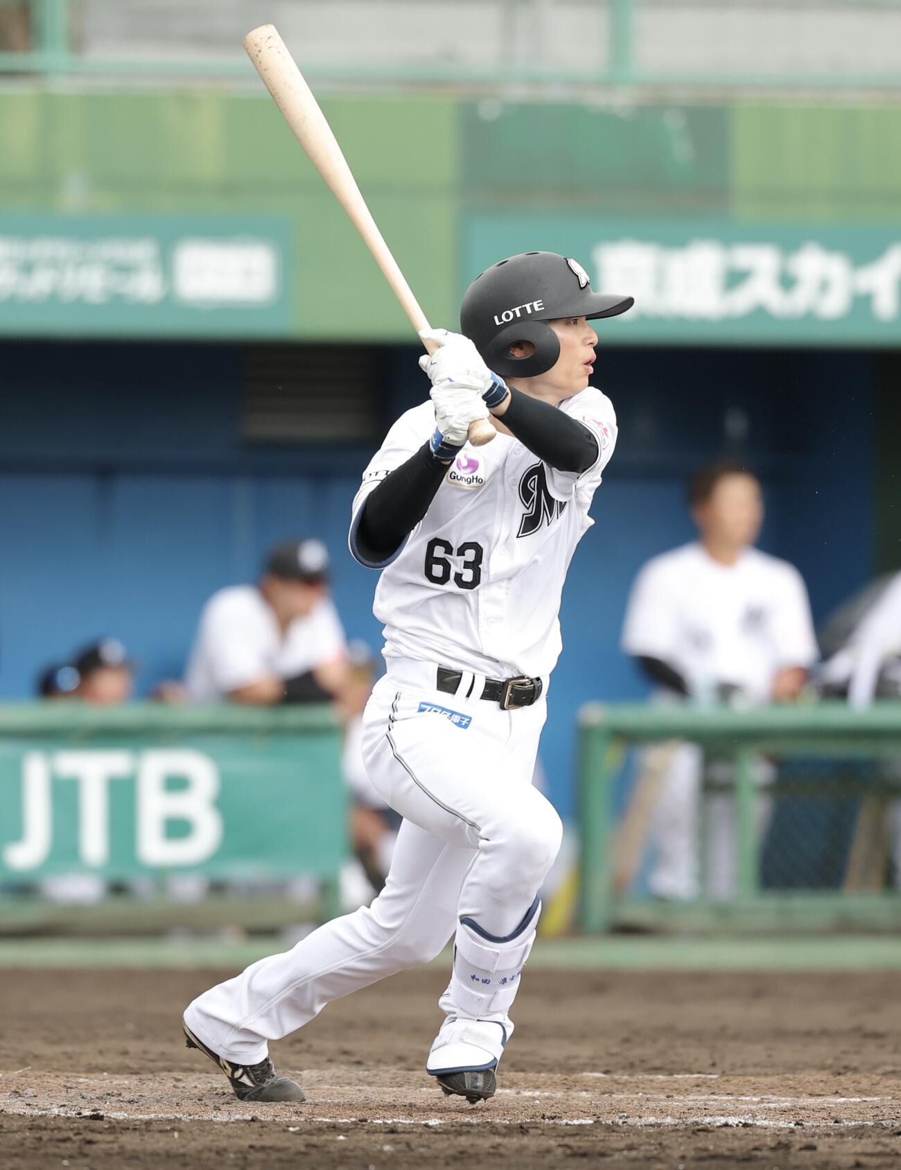 ロッテ対DeNA 9回裏ロッテ2死一塁、中前打を放つ和田（撮影・河田真司）