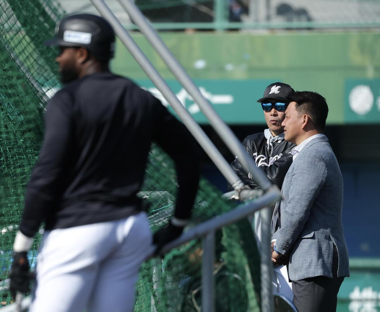 ロッテ対DeNA　試合前、言葉を交わすロッテサブロー監督（左）と井口氏（撮影・河田真司）