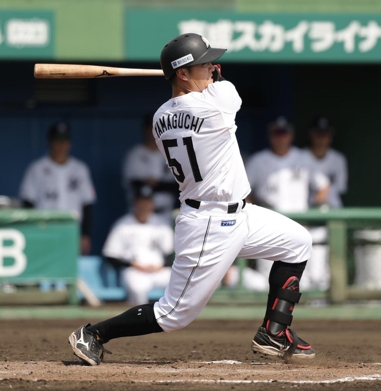 ロッテ対DeNA 4回裏ロッテ1死一塁、中前打を放つ山口（撮影・河田真司）