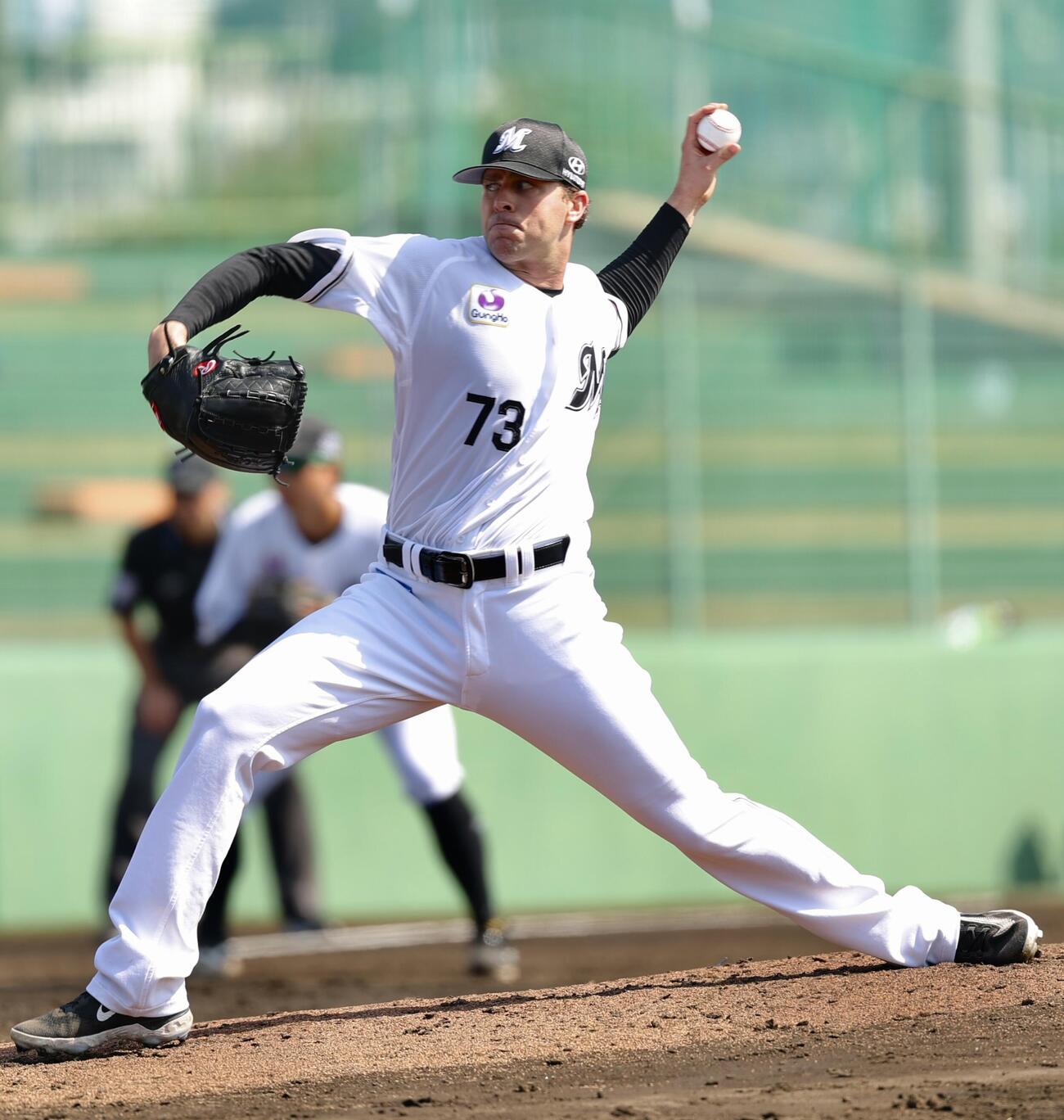 ロッテ対DeNA 3回表、2番手で登板するロング（撮影・河田真司）