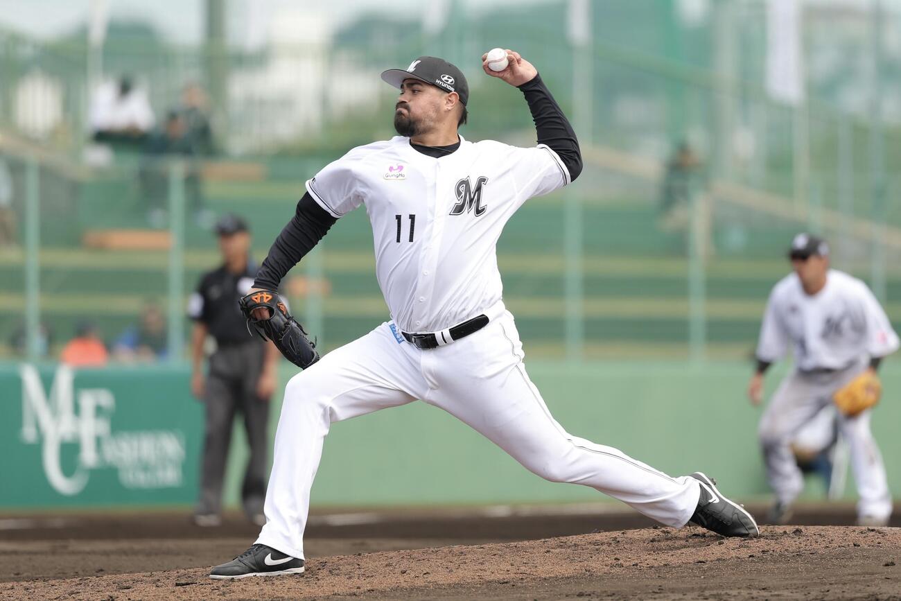 ロッテ対DeNA 6回表、4番手で登板するカスティーヨ（撮影・河田真司）