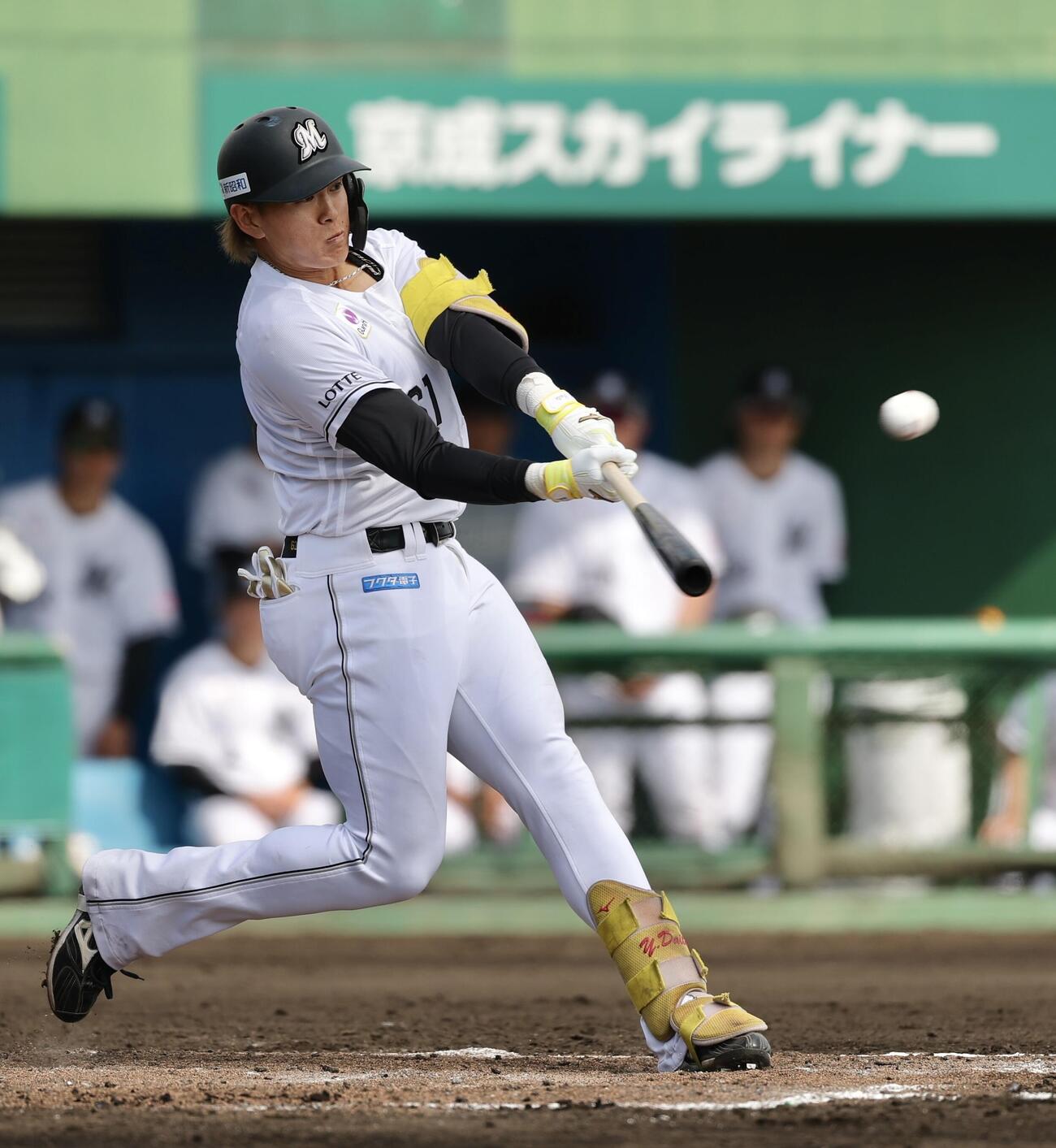 ロッテ対DeNA 4回裏ロッテ1死満塁、2点適時二塁打を放つ山本（撮影・河田真司）