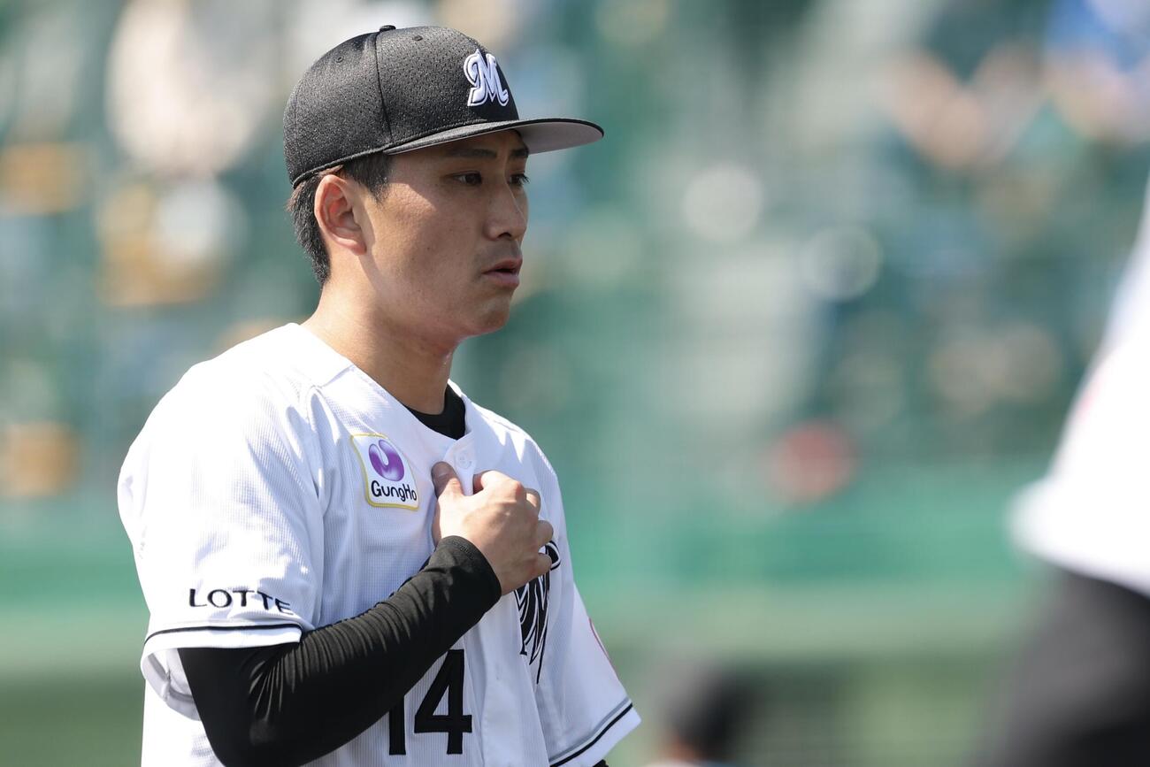 ロッテ対DeNA 1回表を抑えベンチに戻る小島（撮影・河田真司）