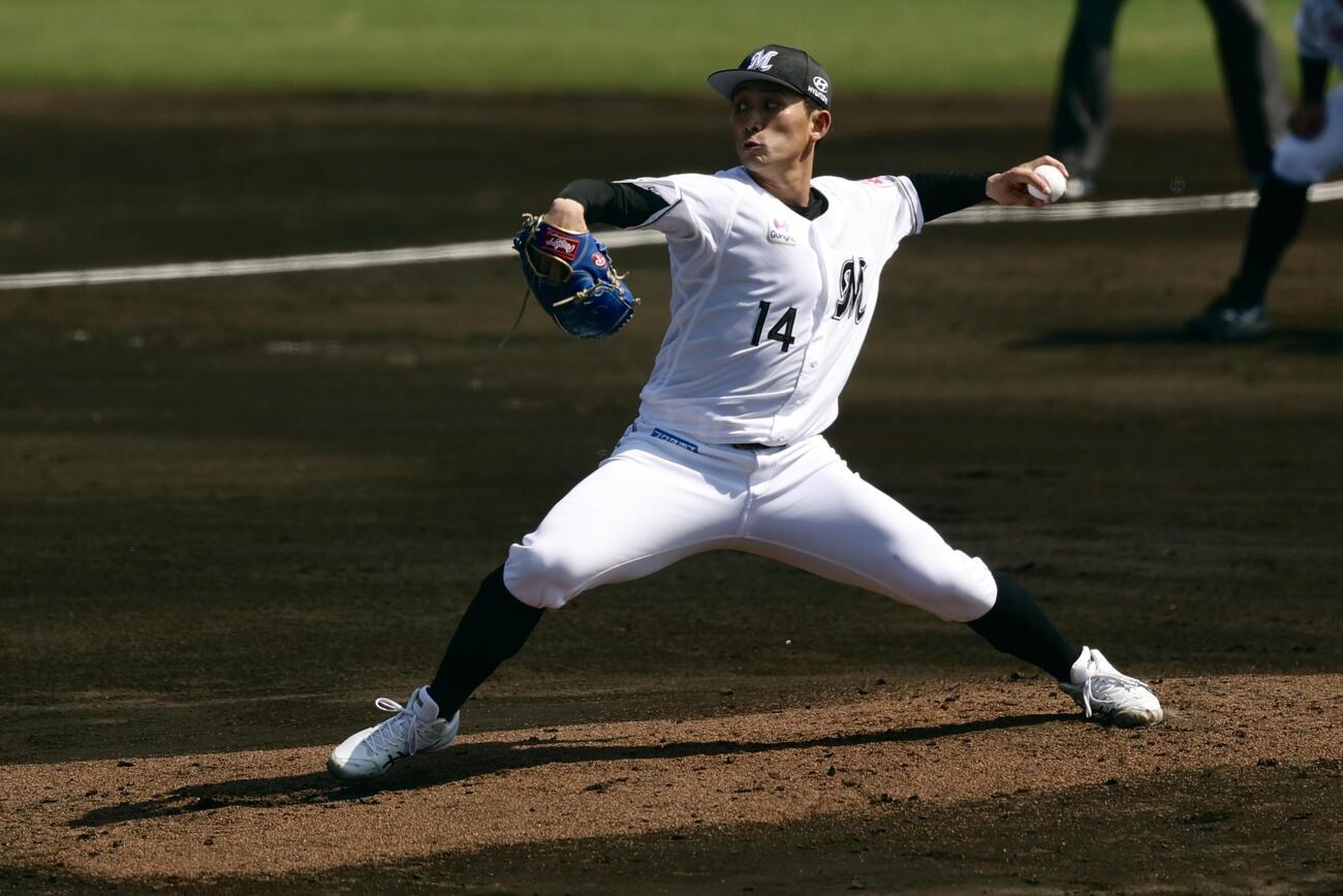 ロッテ対DeNA 2回表、力投するロッテ小島（撮影・河田真司）