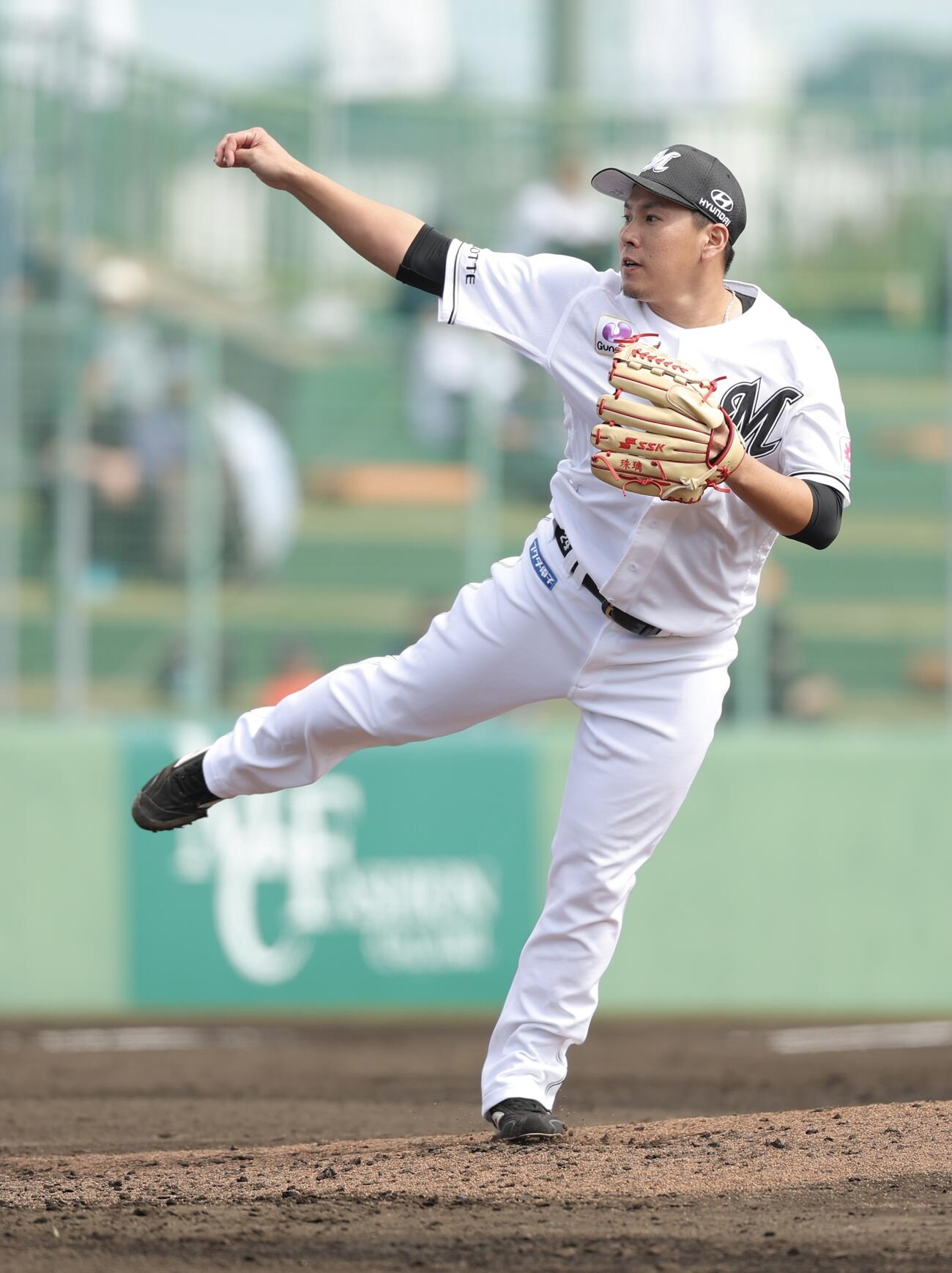 ロッテ対DeNA 5回表、3番手で登板する東妻（撮影・河田真司）