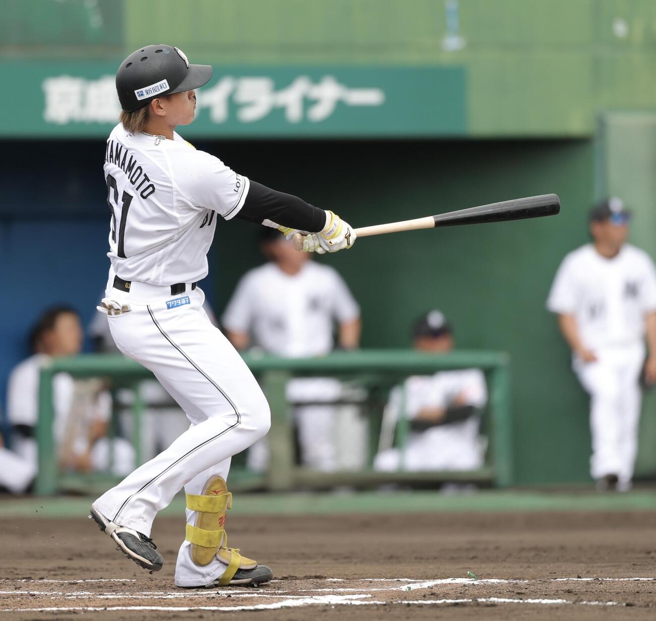 ロッテ対DeNA 6回裏ロッテ1死、左越えソロ本塁打を放つ山本（撮影・河田真司）