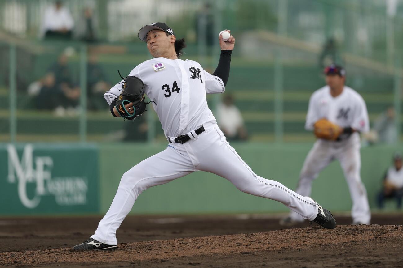 ロッテ対DeNA 8回表、6番手で登板する高野脩（撮影・河田真司）