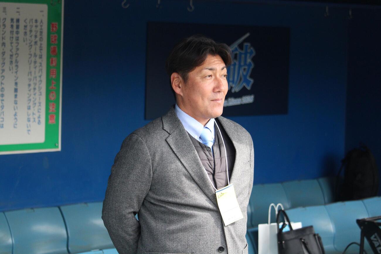 西武ドラフト5位横田を見つめる山村学園・岡野監督（撮影・金子真仁）