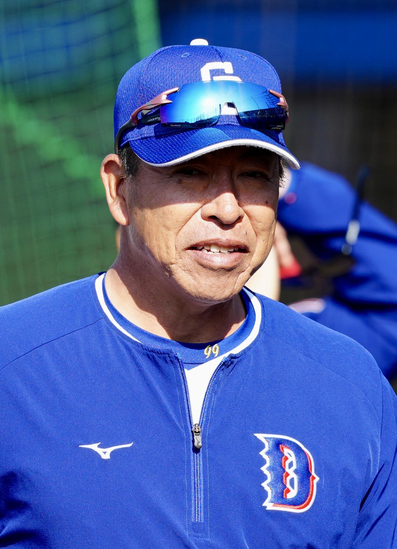 中日対日本ハム　練習を見つめる中日井上監督（撮影・江口和貴）