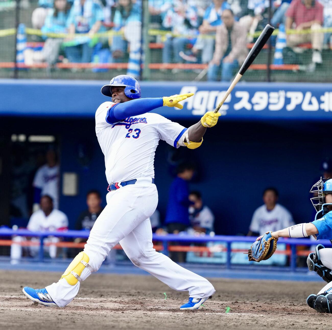 中日対日本ハム　4回裏中日無死、左前打を放つサノー（撮影・江口和貴）