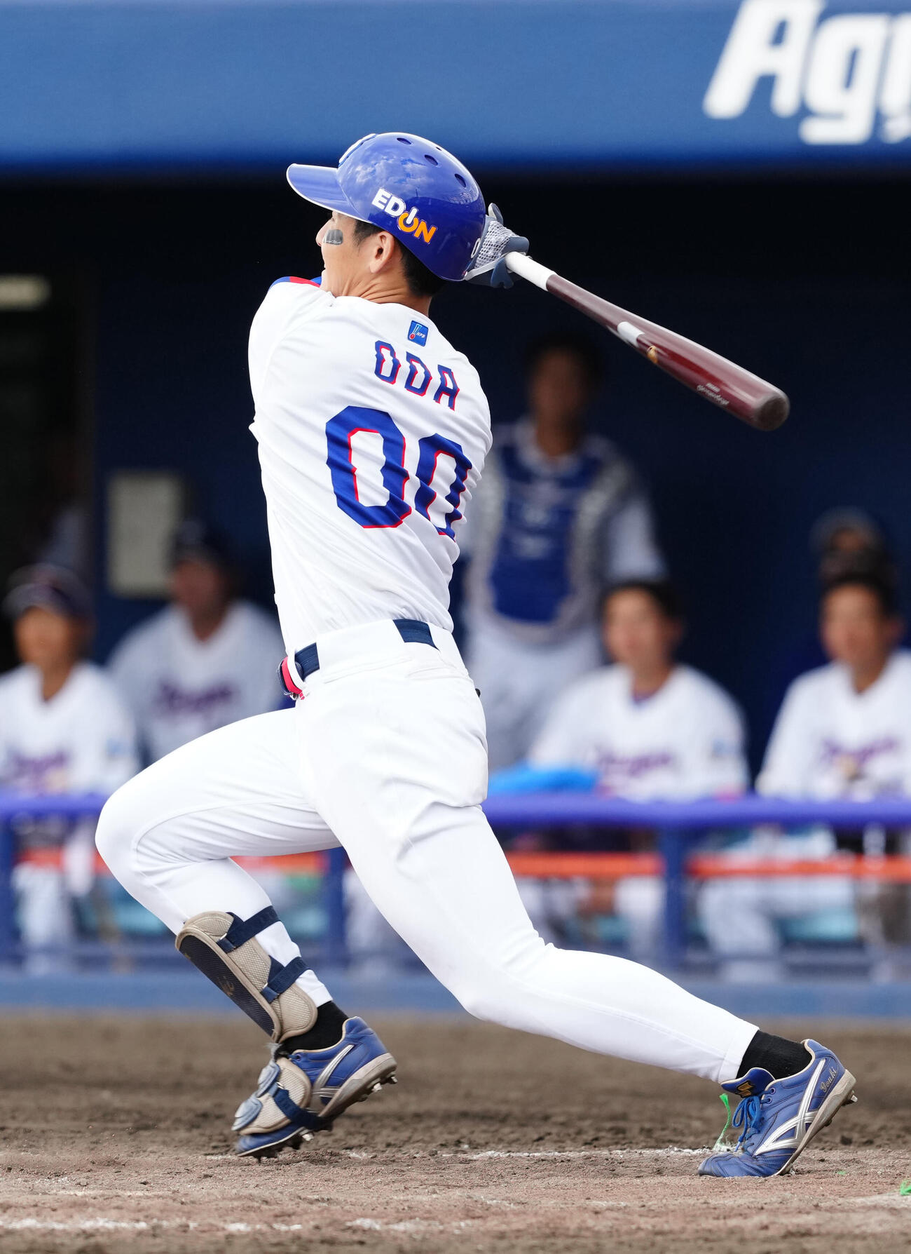 中日対日本ハム　8回裏中日2死一、二塁、2点適時三塁打を放つ尾田（撮影・江口和貴）