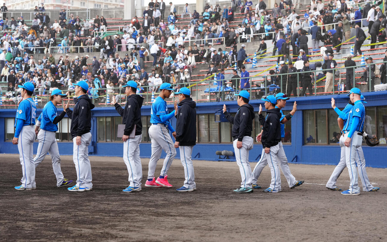 中日対日本ハム　試合後、選手たちとタッチを交わす日本ハムのコーチ陣（撮影・江口和貴）