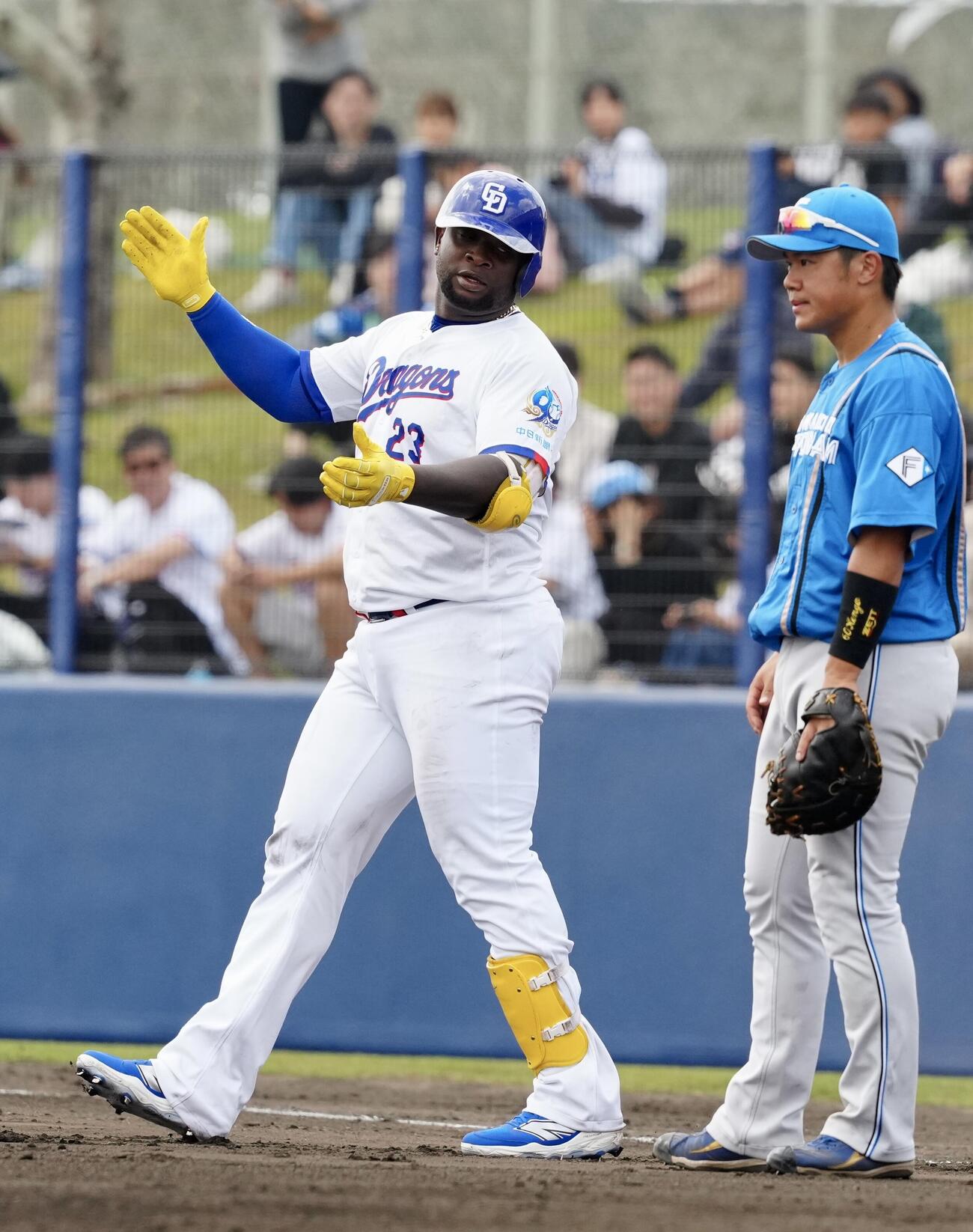 中日対日本ハム　4回裏中日無死、左前打を放ったサノー（左）（撮影・江口和貴）