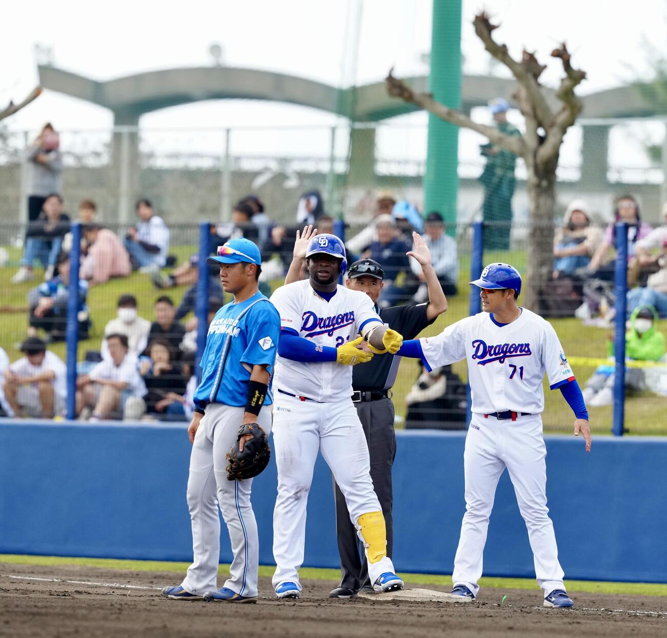 中日対日本ハム　4回裏中日無死、左前打を放ったサノー（中央）（撮影・江口和貴）