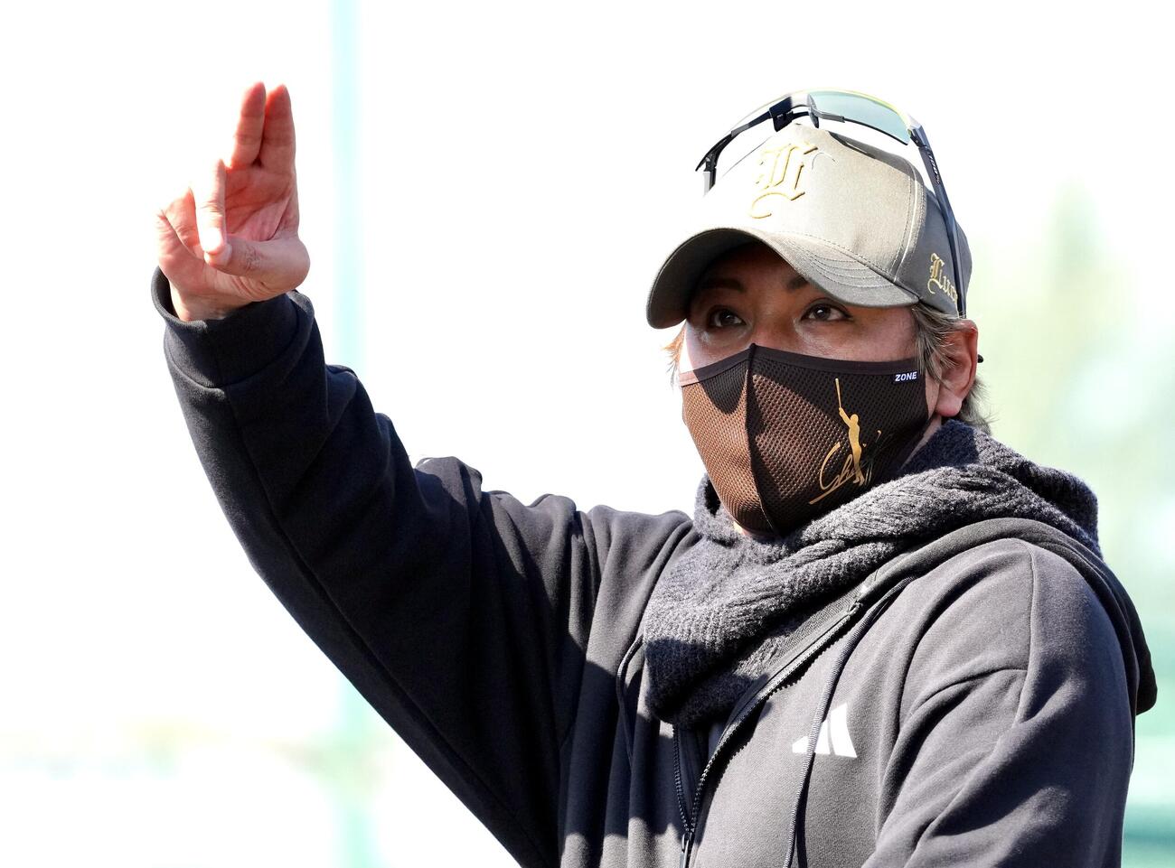 中日対日本ハム　試合前練習中、あいさつする日本ハム新庄監督