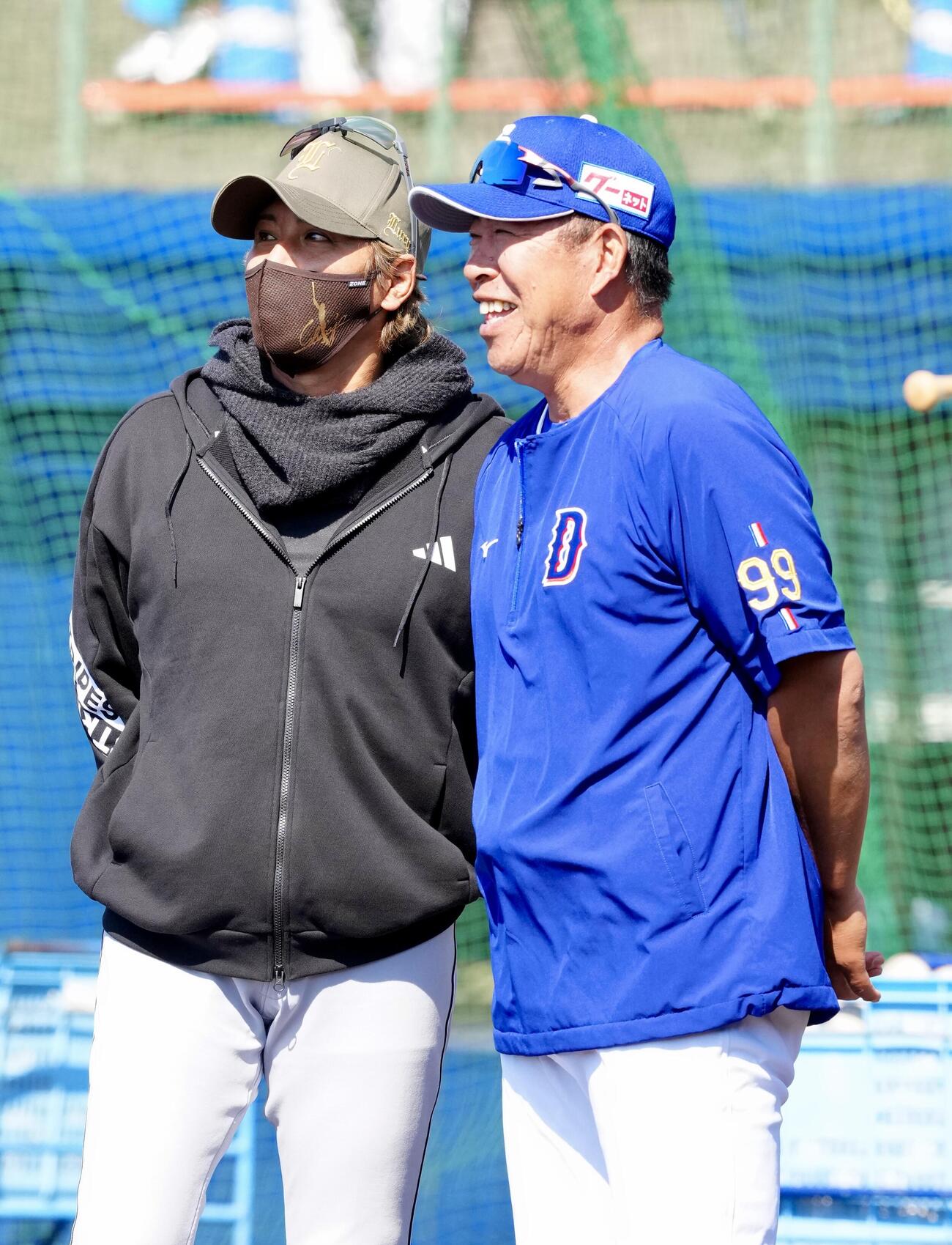 中日対日本ハム　試合前、言葉を交わす中日井上監督（右）と日本ハム新庄監督（撮影・江口和貴）