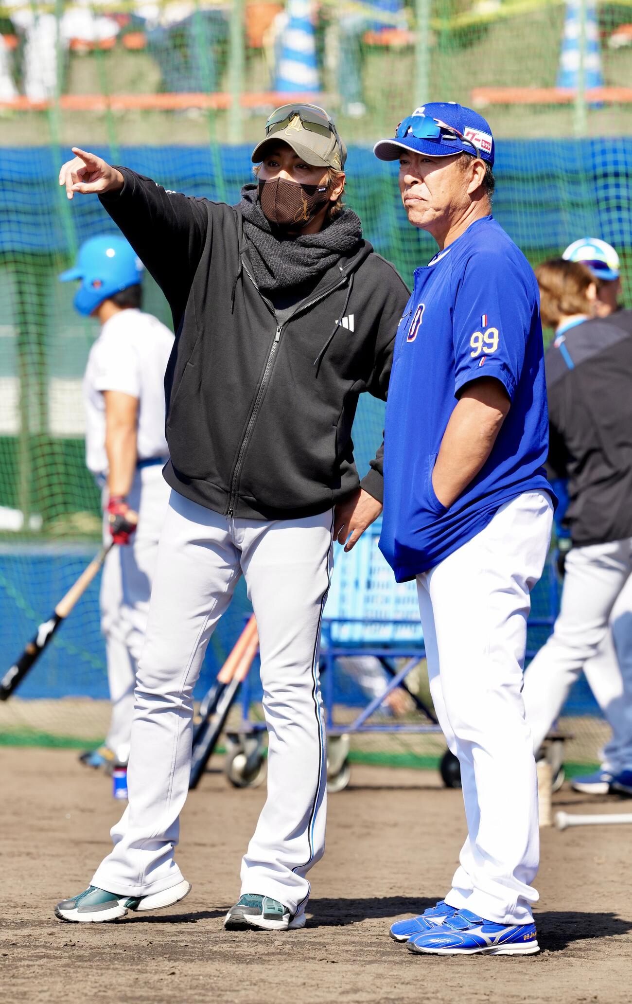 中日対日本ハム　試合前、言葉を交わす中日井上監督（右）と日本ハム新庄監督（撮影・江口和貴）
