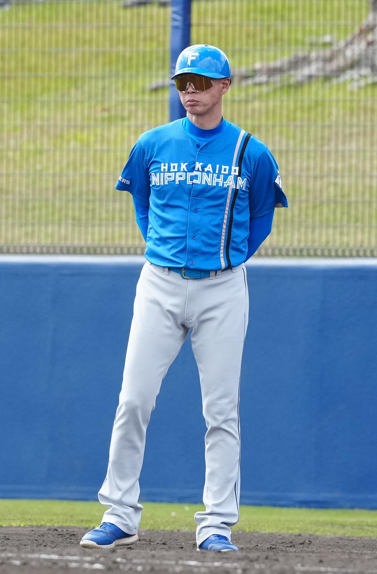 中日対日本ハム　5回まで一塁ベースコーチを務める日本ハム森本外野守備走塁コーチ（撮影・江口和貴）