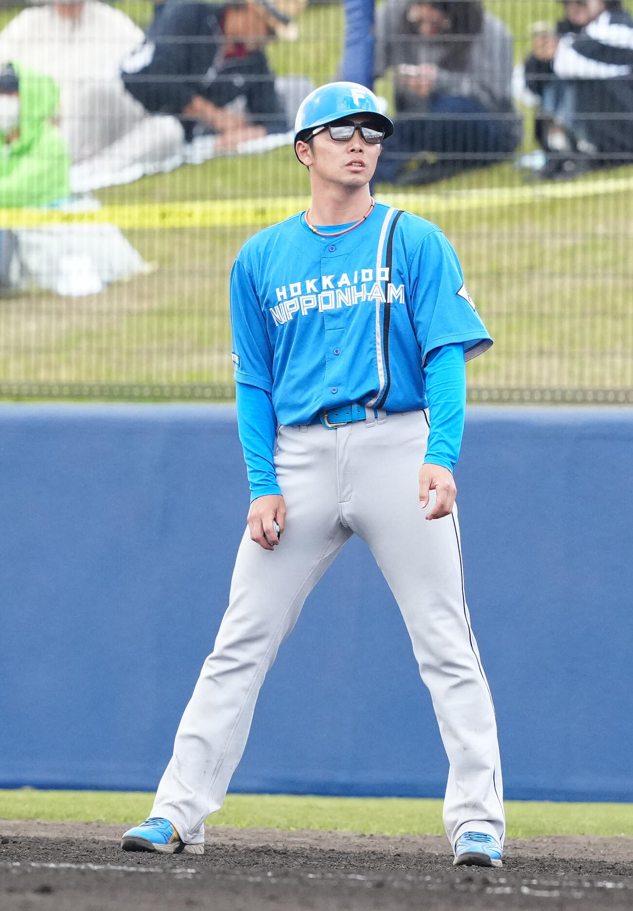中日対日本ハム　6回から一塁ベースコーチを務める日本ハム谷内内野守備走塁コーチ（撮影・江口和貴）