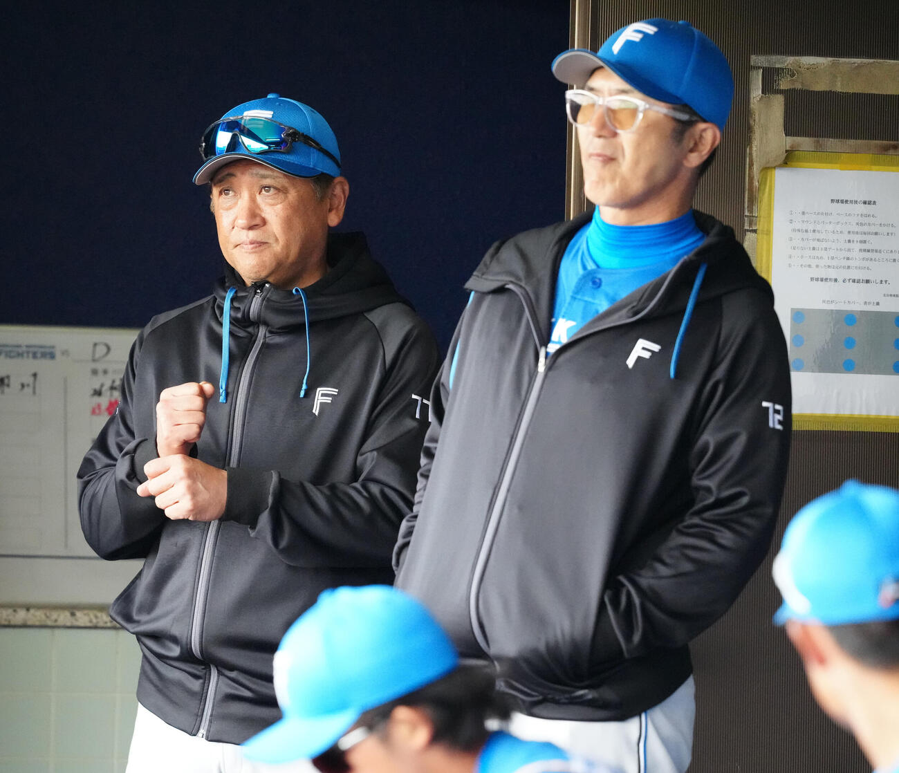 中日対日本ハム　6回表、ベンチの日本ハム林ヘッドコーチ（左）。右は山田バッテリーコーチ（撮影・江口和貴）