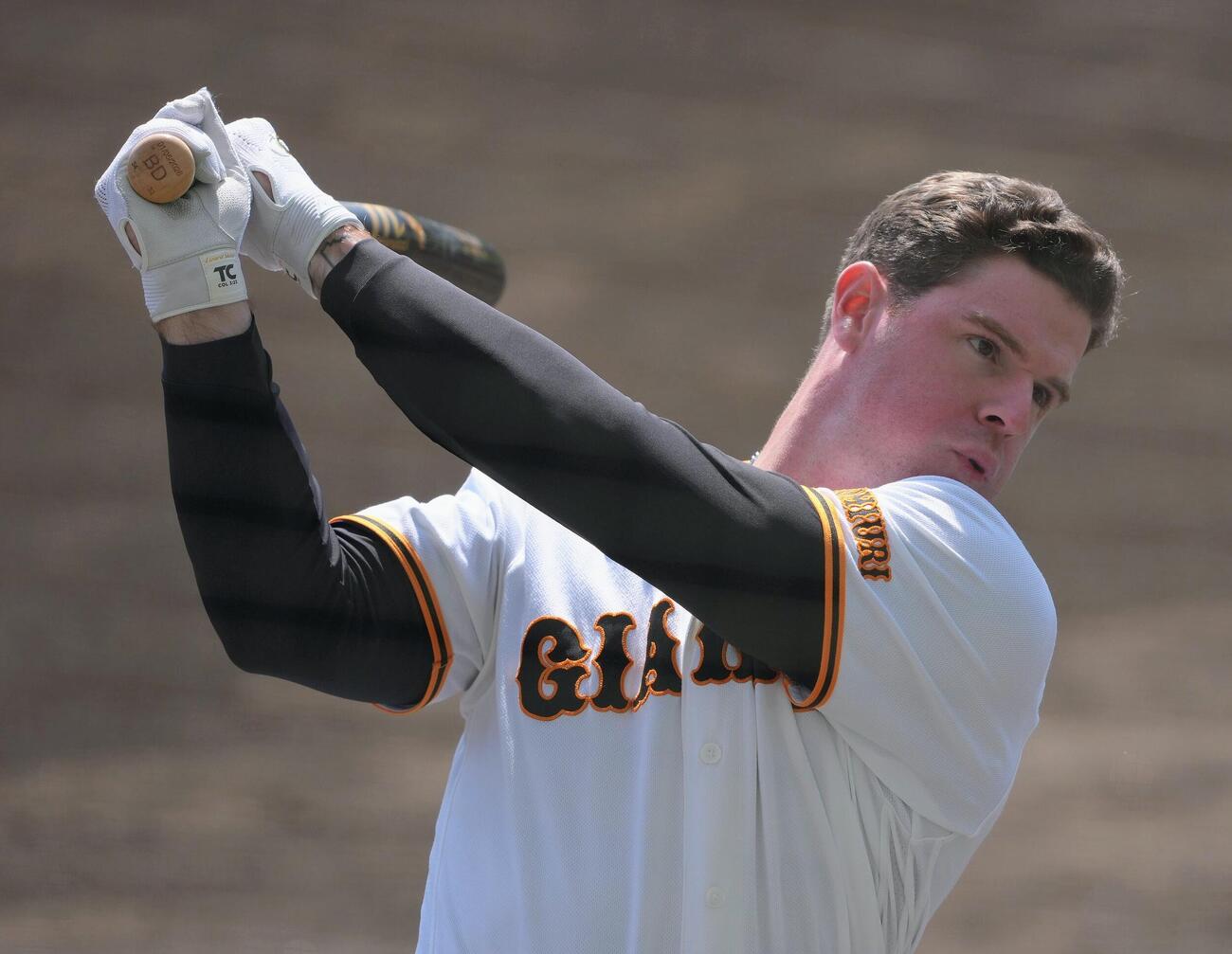 打撃練習する巨人キャベッジ（撮影・足立雅史）