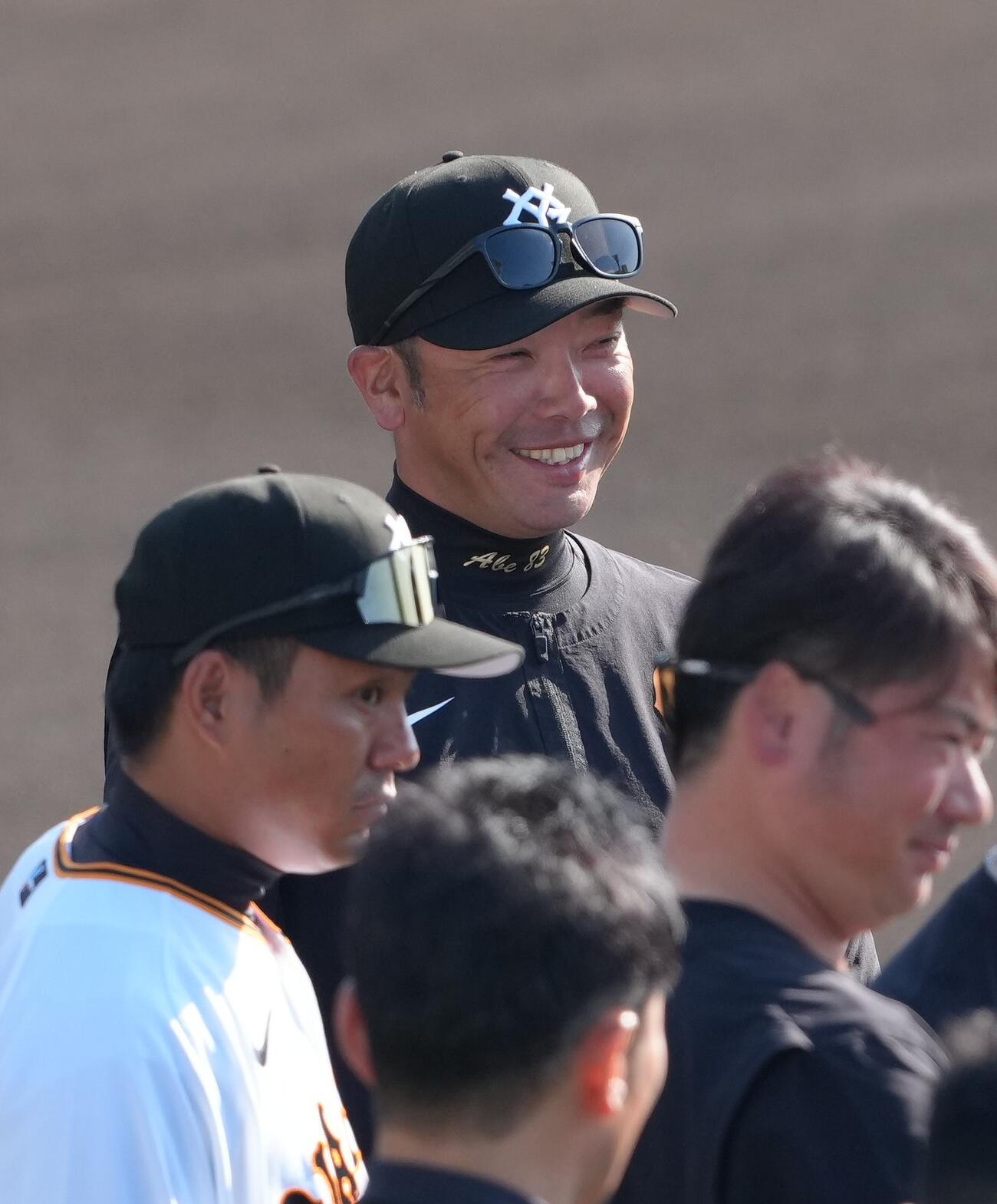 練習前、笑顔を見せる巨人阿部監督（撮影・足立雅史）
