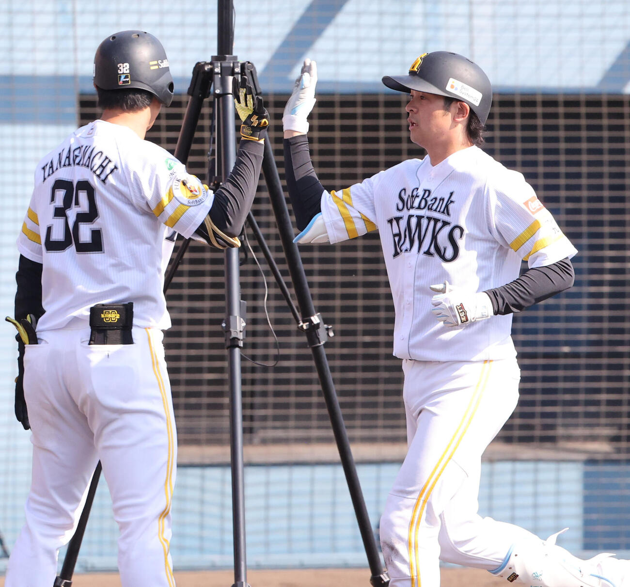 紅白戦　5回裏白2死一、二塁、川瀬は右中間に逆転となる3点本塁打を放ち柳町とハイタッチ（撮影・梅根麻紀）