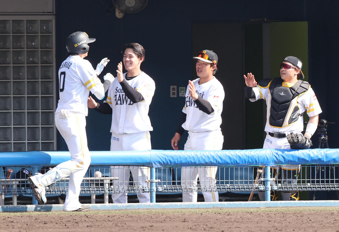 紅白戦　5回裏白2死一、二塁、右中間に逆転となる3点本塁打を放った川瀬を出迎えるナイン（撮影・梅根麻紀）